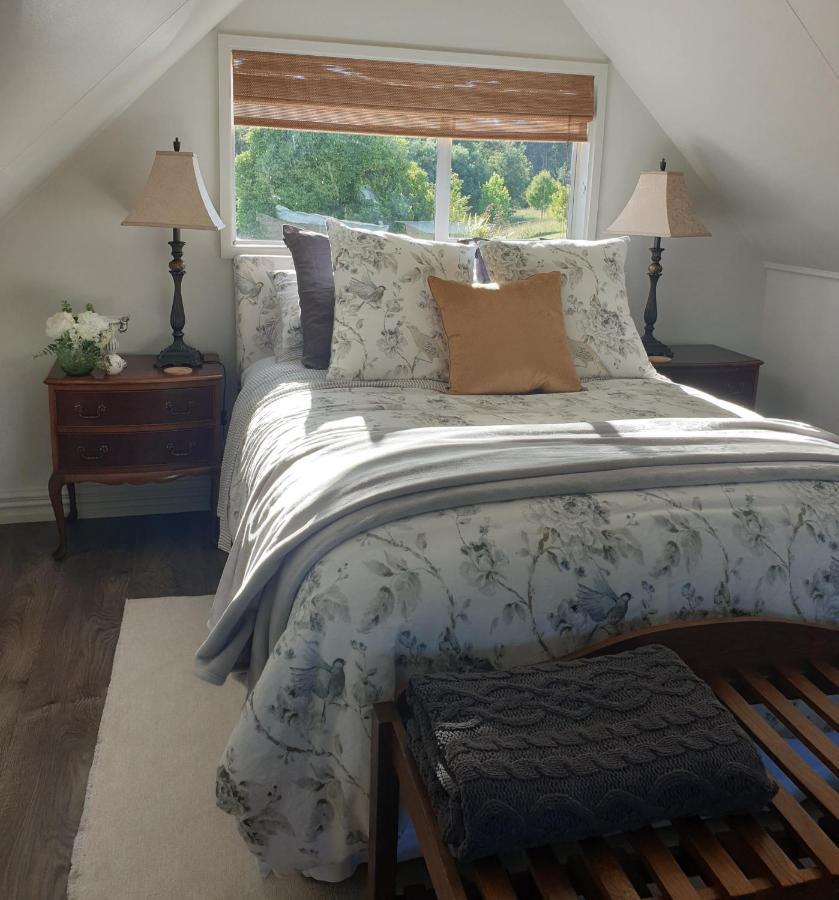 Blue Bell Cottage. Serene Luxury Farmstead Lower Moutere Номер фото